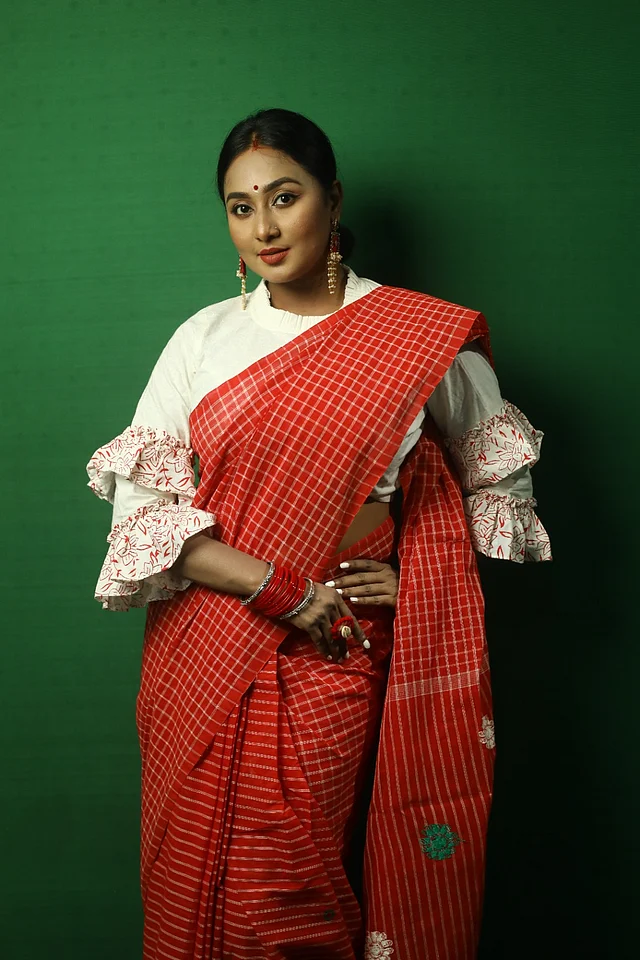  শাড়ির প্রধান অনুষঙ্গ ব্লাউজও বাদ যায়নি এই সংগ্রহে। কারণ ব্লাউজ দিয়ে মূলত যাত্রা শুরু হয় মিতার গল্প–এর।  ব্লাউজের কাট, প্যাটার্ন আর নকশায় বরাবরের মতই আছে অভিনবত্ব।