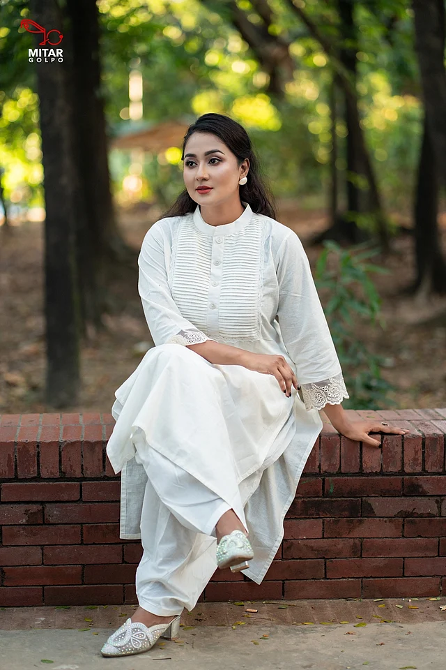 ব্র্যান্ডটির শারদসম্ভারে আরও আছে সমসময়ের উপযোগী টু–পিস, টপস, লং ও মিডি ড্রেস।