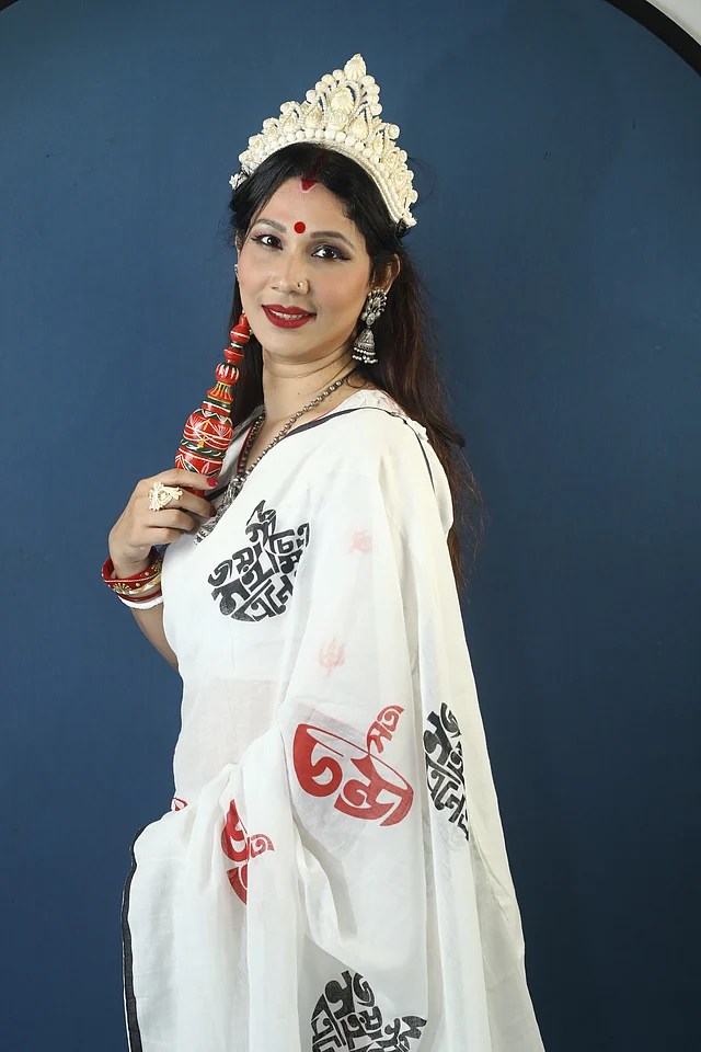 এখনকার আবহাওয়াকে মাথায় রেখে এই শাড়ি করা হয়েছে সুতিতে। ভ্যাপসা গরমের এই সময়ে সারাদিন স্বচ্ছন্দে পরে থাকা যায় এমন শাড়ি।