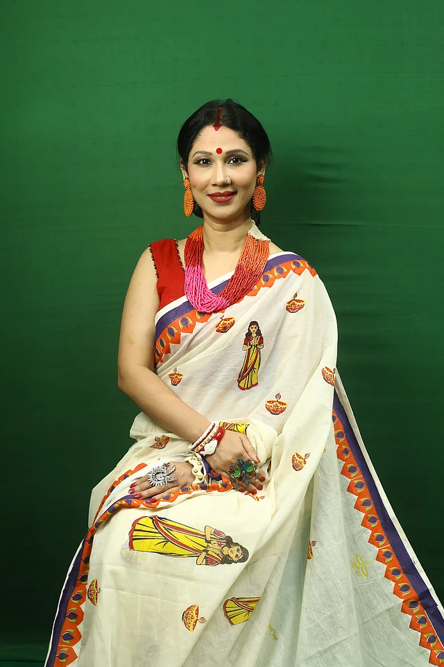  ভক্ত ছাড়া তো পূজা সম্পূর্ণ হয় না। তাই এই শাড়িটিতে প্রদীপ, স্বস্তিকার সঙ্গে প্রণামরত নারীর অবয়বের দৃষ্টিনন্দন সজ্জায় অলংকৃত হয়েছে এই শাড়ির জমিন। এই থিমেটিক শাড়ি বদলে দিতে পারে পূজার কোন একদিনের লুক।