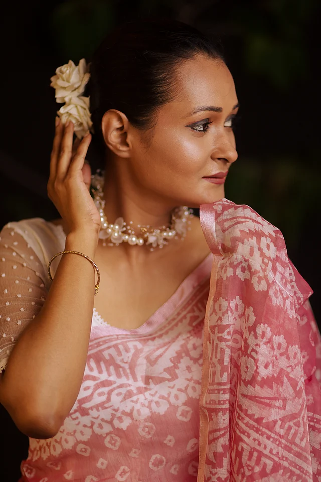 তবে আসল আকর্ষণ ধরা দেবে শাড়ির পাড়ে। উৎসবকে কেন্দ্র করে কইন্যা এবার চেষ্টা করেছে জামদানি মোটিফে মোম ডাই করতে। যাতে ভিন্নতার পাশাপাশি নিজেদের ঐতিহ্যকেও ধারণ করা যায়। 