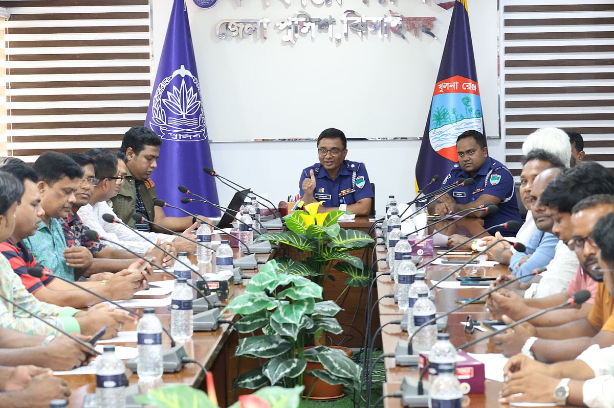 ঝিনাইদহে আসন্ন দুর্গাপূজা উপলক্ষে ‘পূজা ডিরেক্টরি’ অ্যাপ চালুর ঘোষণা দিয়ে পুলিশের ব্রিফিং। বুধবার পুলিশ সুপার কার্যালয়েছবি: প্রথম আলো