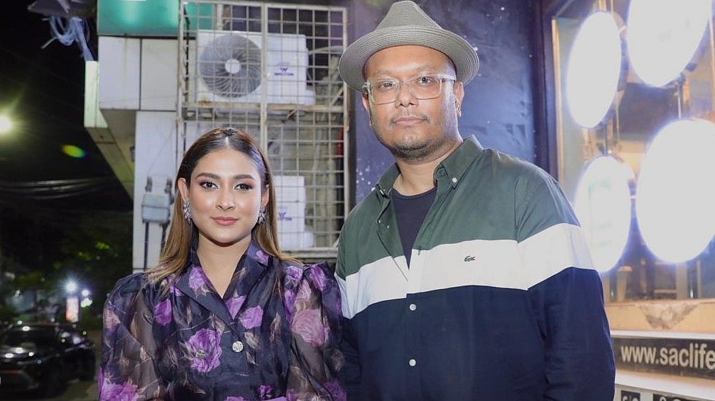 গতকাল মঙ্গলবার সন্ধ্যায় সাংবাদিকদের সঙ্গে এক আড্ডায় উপস্থিত ছিলেন ‘সাবা’ ছবির পরিচালক মাকসুদ হোসেন ও ছবির প্রধান চরিত্রে অভিনয় করা অভিনেত্রী মেহজাবীন চৌধুরীছবি : সাবিনা ইয়াসমীন