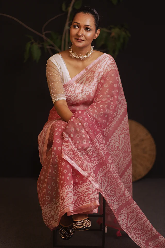 চোখে আরাম দেওয়া গোলাপি রঙের এই সেমি মসলিন ফেব্রিকের শাড়িটি মোম ডাই করা।