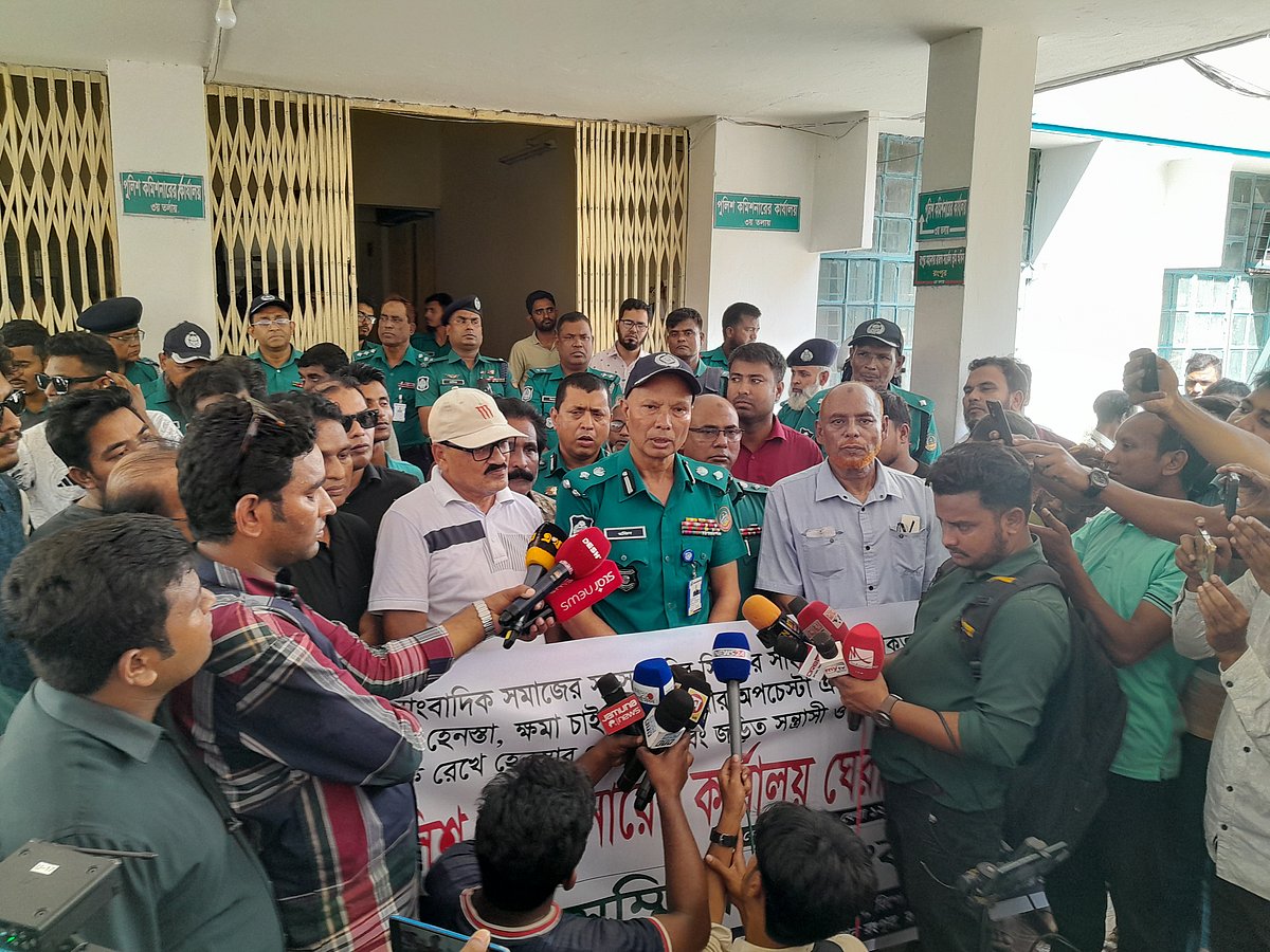 রংপুরে সাংবাদিক হেনস্তার প্রতিবাদ ও ঘটনায় জড়িত ব্যক্তিদের গ্রেপ্তারের দাবিতে সাংবাদিকদের পুলিশ কমিশনার কার্যালয় ঘেরাও কর্মসূচি। এ সময় পুলিশ কমিশনার মো. মজিদ আলী সাংবাদিকদের দাবি পূরণের আশ্বাস দেন। আজ বুধবার দুপুরে নগরের কাছারিবাজার এলাকায়ছবি: মঈনুল ইসলাম