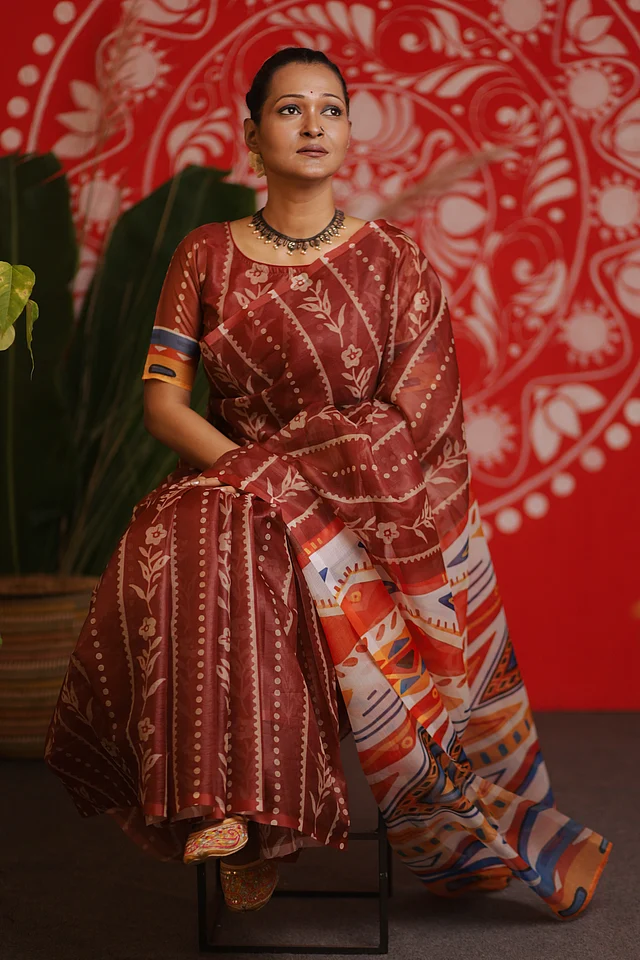 যাঁরা ফ্লোরাল মোটিফ পছন্দ করেন, তাঁদের জন্য শাড়িটি হতে পারে অন্যতম পছন্দ। টাঙ্গাইল মসলিনের ওপর ডিজিটাল প্রিন্টের মাধ্যমে করা হয়েছে জ্যামিতিক মোটিফের মাল্টি কালার আঁচল, যা শাড়ির সৌন্দর্য আরও বাড়িয়ে দিয়েছে। 