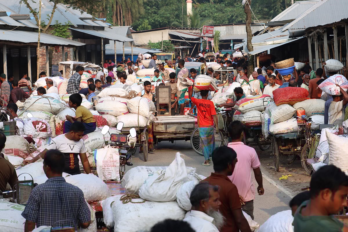 হাটে ভ্যানের ওপর রাখা পেঁয়াজের দরদাম করা হচ্ছে 