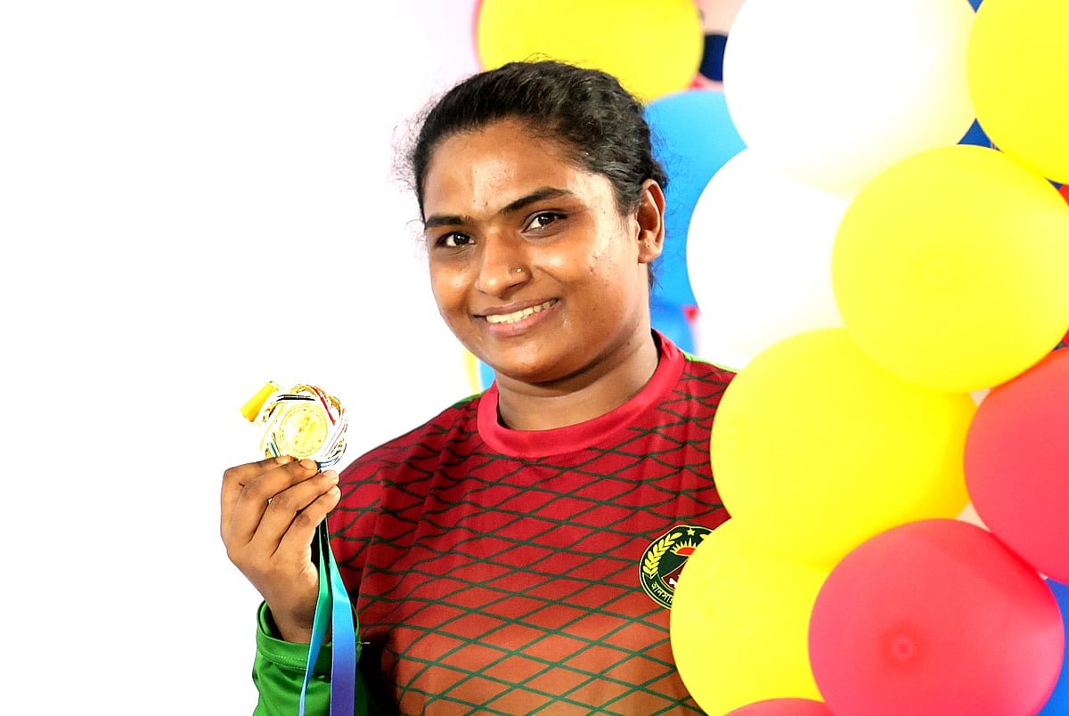 জাতীয় সিনিয়র ভারোত্তোলন প্রতিযোগিতায় আজ ২১০ কেজি ওজন তুলেছেন মাবিয়া।শামসুল হক