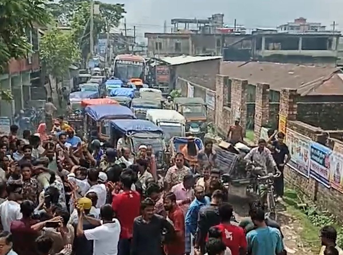 পটুয়াখালীর মির্জাগঞ্জ উপজেলা স্বাস্থ্য কমপ্লেক্সের দুজন চিকিৎসকের বদলির প্রতিবাদে আজ বুধবার মানববন্ধন ও বিক্ষোভ হয়েছে। সুবিদখালী সরকারি কলেজের সামনেছবি : প্রথম আলো