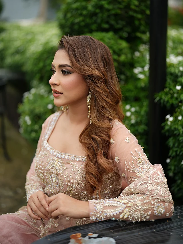 শিয়ার ফেব্রিকের এই আউটফিটটির জমিনে নিখুঁত ফ্লোরাল এমব্রয়ডারির কাজ। সিকুইন, বিডস, ছোট ছোট মুক্তা ও সোনালি থ্রেডওয়ার্ক পোশাককে দিয়েছে রাজকীয় ছোঁয়া।