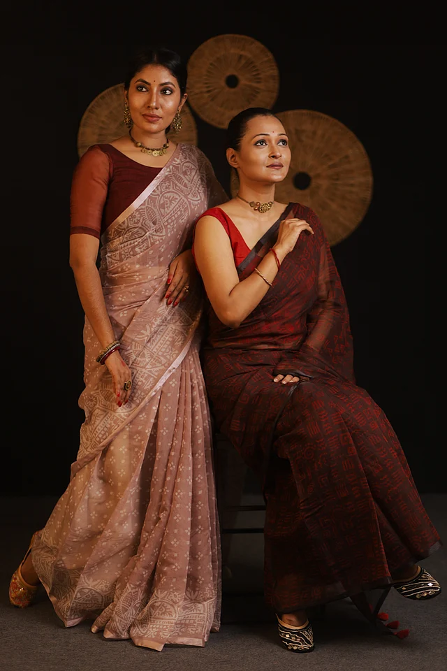 গরমকে মাথায় রেখে যাঁরা একটু সিম্পল লুকে নিজেকে সাজাতে চান, তাঁদের জন্য উপযুক্ত মোম ডাই শাড়ি