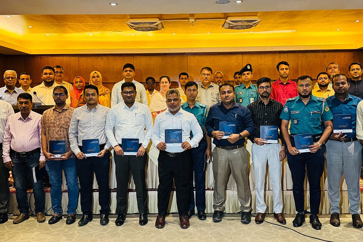 চট্টগ্রামে নিরাপদ সড়ক বিষয়ক গবেষণা জরিপ হাতে সরকারি-বেসরকারি সংস্থার প্রতিনিধিরা। আজ নগরের পেনিনসুলা হোটেলেছবি: গবেষণা সংস্থার সৌজন্যে