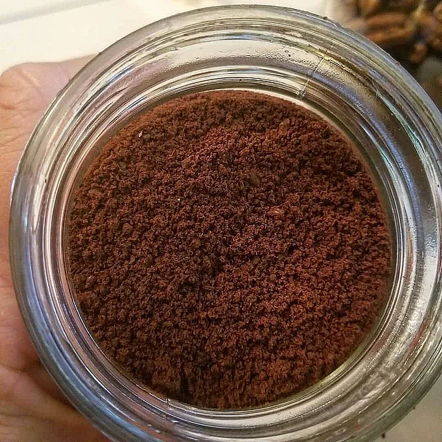 চা-কফির বিকল্প হিসেবে গরম পানিতে স্বাদ বুঝে আধা থেকে এক চা-চামচ মিশিয়ে পান করতে পারেন