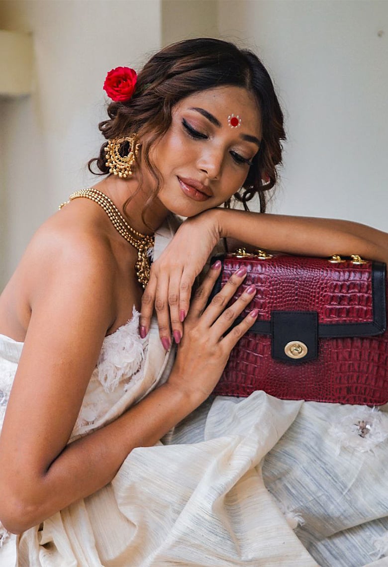 পূজার সাজে গুটিপার ব্যাগই যখন ফ্যাশন স্টেটমেন্ট