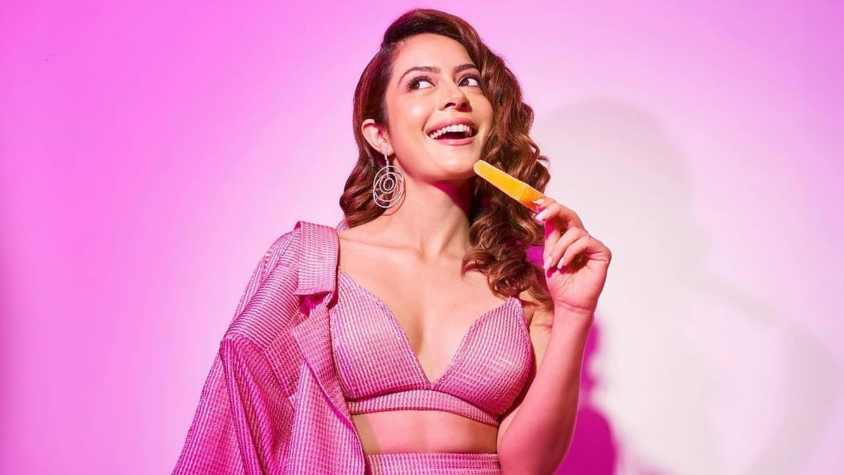 শাহরুখ–পুত্রের সিরিজে বিতর্কিত চুম্বন দৃশ্য দিয়ে আলোচনায়, কে এই অভিনেত্রী