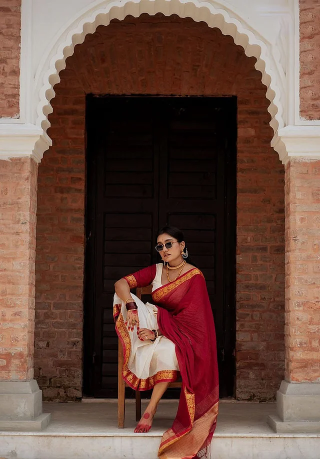 জরির পাড়ে উৎসবের আমেজ