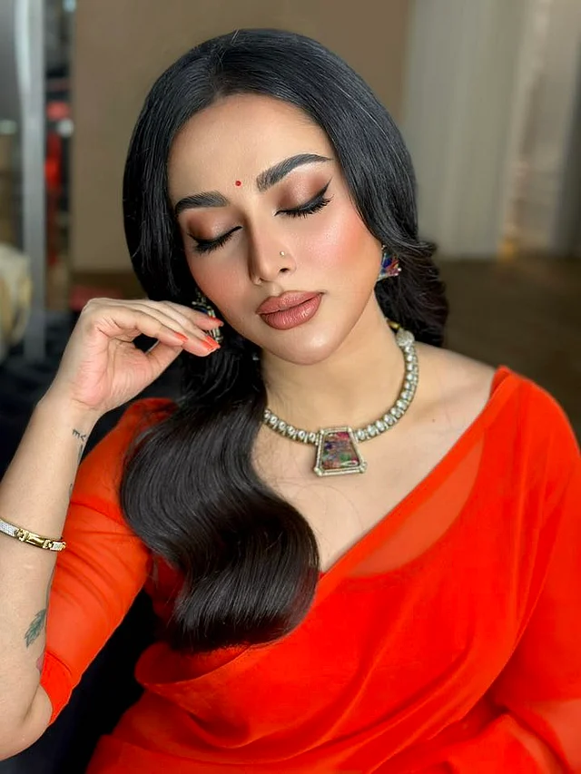 টকটকে লাল জর্জেটের  শাড়ি আর ম্যাচিং ব্লাউজ পরেছেন তমা মির্জা 