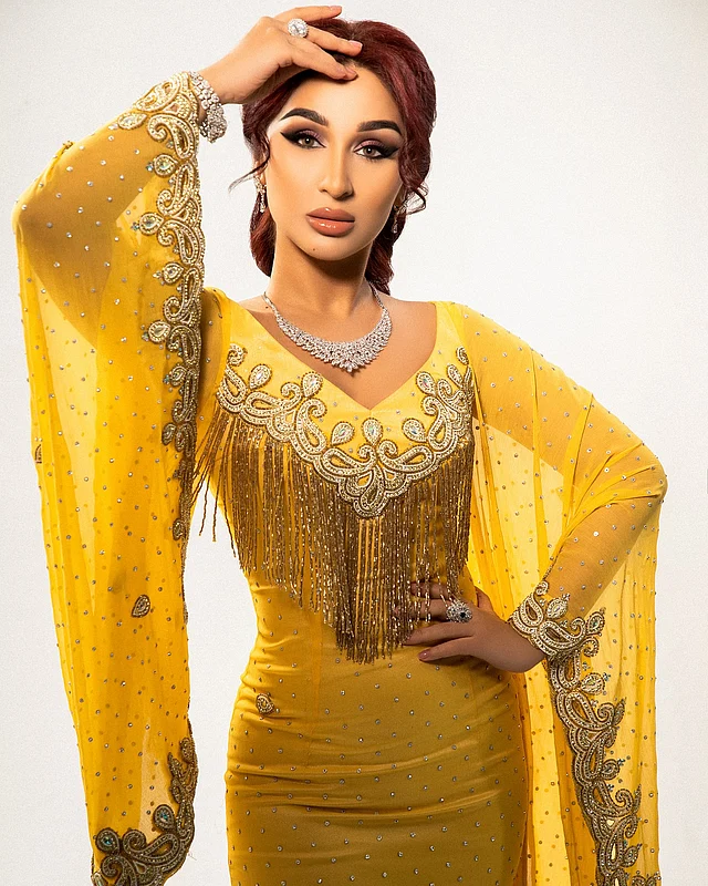 গর্জিয়াস হলুদ ড্রেসে যেন দ্যুতি ছড়াচ্ছেন সুন্দরী 