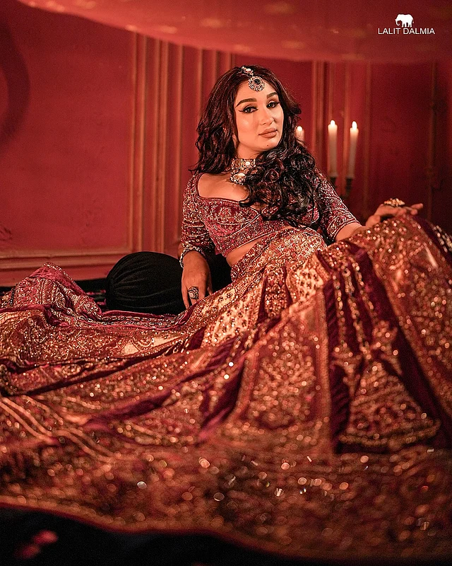 লেহেঙ্গা পরে জমকালো আমেজে ধরা দিয়েছেন তিনি 