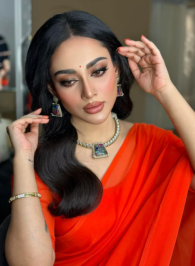 নজরকাড়া ওপালের দুল ও নেকপিস আর এক হাতে চুড়ি পরেছেন তমা