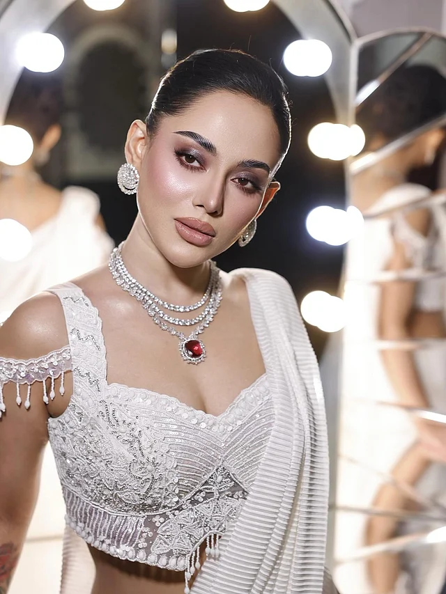 এখানেও ফুল লিপসে ন্যুড শেড দেখা যাচ্ছে। সেমি স্মোকি এফেক্ট আছে চোখের সাজে। আই ব্রো আর মাসকারায় গ্লসি ভাব। সফট গ্ল্যাম ফিনিশে খুব বেশি রঙের খেলা নেই। এতে এসেছে আভিজাত্য