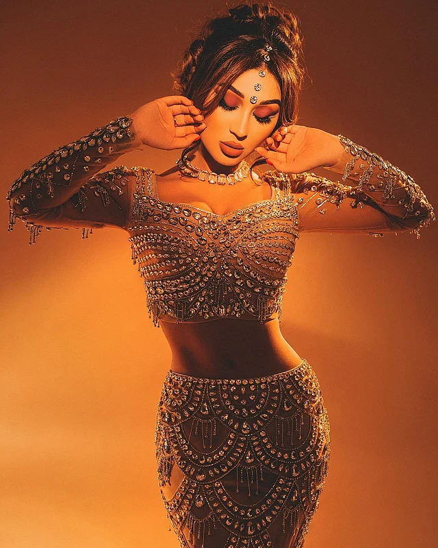 পাথর বসানো ঝলমলে লেহেঙ্গায় আবেদন কাড়ছেন যেন 