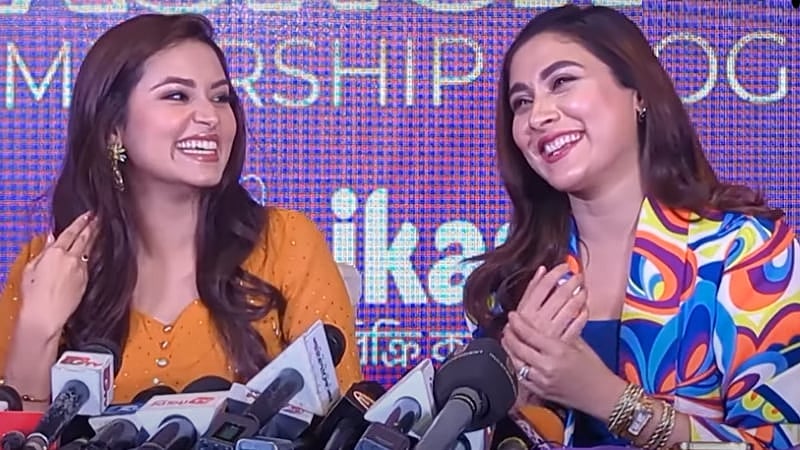 একটি সংবাদ সম্মেলনে তাসনিয়া ফারিণ ও মেহজাবীন। ছবি: ফেসবুক থেকে