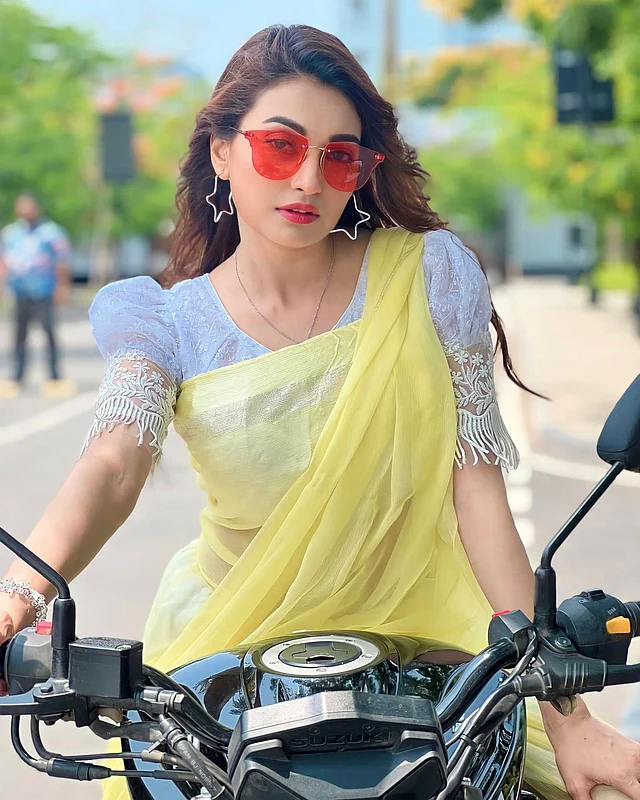 বিচিত্র এই শাড়ির লুক বলছে নায়িকা হওয়ার সব  বৈশিষ্ট্যিই আছে তাঁর