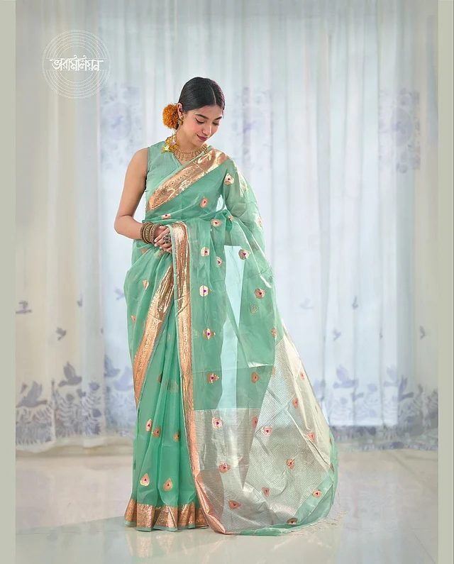 চাঁদনি সিরিজের সারপ্রাইজ মনে হয়েছে এই মিন্ট শেডটি। সঙ্গে সোনালির বৈপরীত্য গ্ল্যাম লুক দেবে 