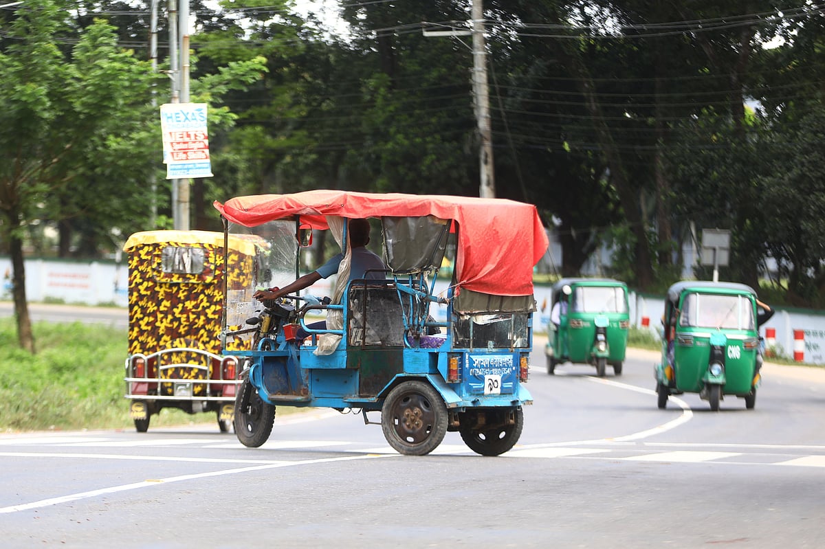 ব্যস্ত সড়কে হুট করে ইউটার্ন নিচ্ছেন একজন ইজিবাইকচালক। 