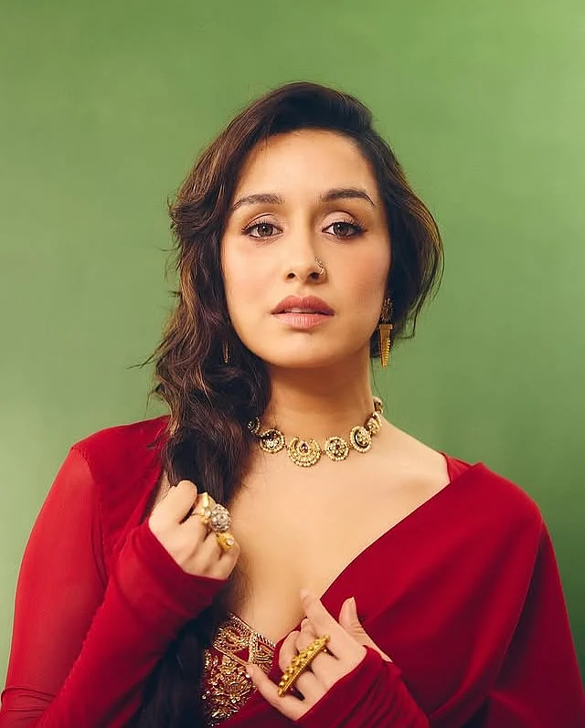 শারির সঙ্গে আংটি, ছোট হার আর দুল পরেছেন এই সুন্দরী অভিনেত্রী
