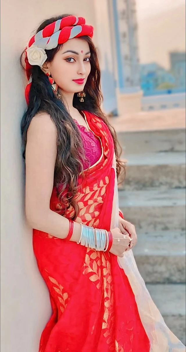 এমন সব হেড গিয়ারের ফিউশন লুকে দেখা দেন রাজ রিপা। সঙ্গে আছে লাল-সাদা শাড়ি, স্লিভলেস ব্লাউজ আর হাতভর্তি চুড়ি