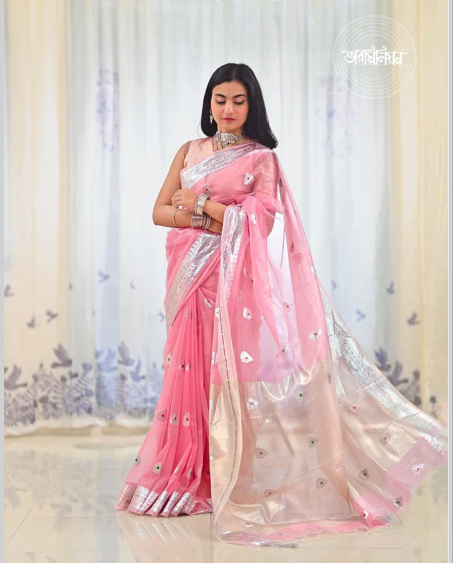 চোখজুড়ানো গোলাপি চাঁদনি সাবকিয়ানার সঙ্গে সঙ্গে ট্রেন্ডি আমেজ দিচ্ছে