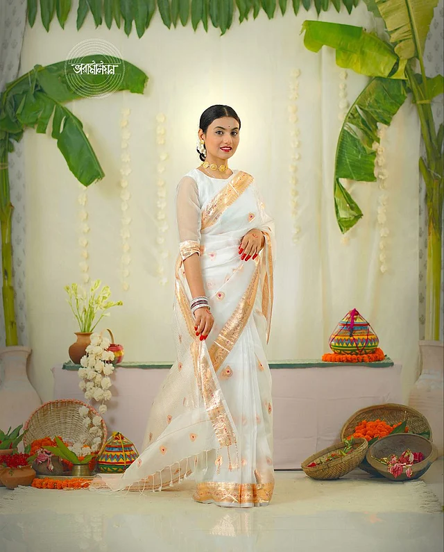 সোনালি-রূপালি জরী এমনিতেই যথেষ্ট জমকালো আমেজ দিচ্ছে এখানে