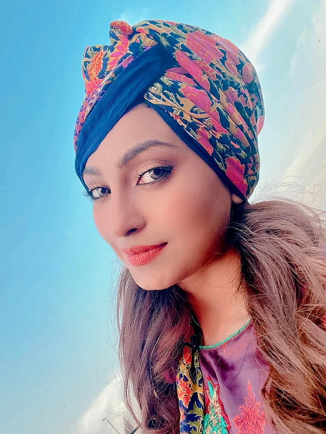 পাগড়ি স্টাইলের হেড গিয়ারে রাজ রিপা