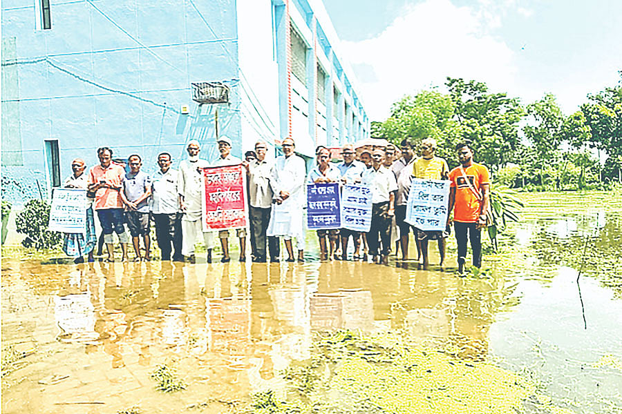 ‘মরিবার আগে একটিবার শুকনা মাটিতে হাঁটিবার চাই’