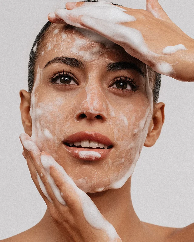 সারাদিনে ত্বকে জমে থাকা ময়লা ও তেল দূর করতে নিজের ত্বকের ধরন অনুযায়ী মৃদু ফেসওয়াশ বেছে নিন