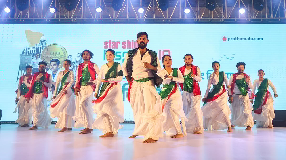 ‘মোরা ঝঞ্ঝার মতো উদ্দাম…’ নজরুলসংগীতের সঙ্গে ঈগল ড্যান্স ট্রুপের নৃত্য পরিবেশনার মাধ্যমে শুরু হয় অনুষ্ঠান