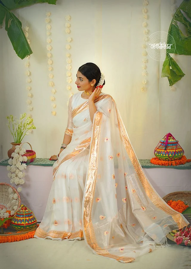 কাঠগোলাপের সাদার মায়ায় একটুখানি স্বর্ণাভ আভিজাত্য দেবে এই শাড়িটি