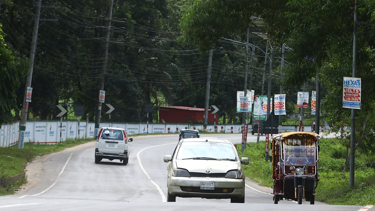 প্রাইভেট কারের সঙ্গে পাল্লা দিয়ে চলছে ইজিবাইক।