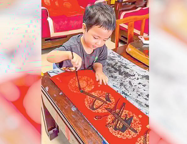 তিন বছর বয়সেই শিশুটি ক্যালিগ্রাফি শিখে গেছে