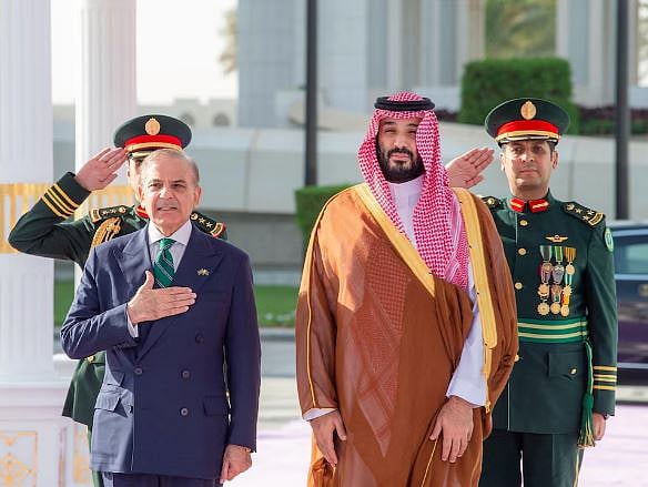 পাকিস্তানের পারমাণবিক জুয়া, মধ্যপ্রাচ্যে শুরু পরাশক্তির নতুন খেলা by জাসিম আল-আজ্জাউই