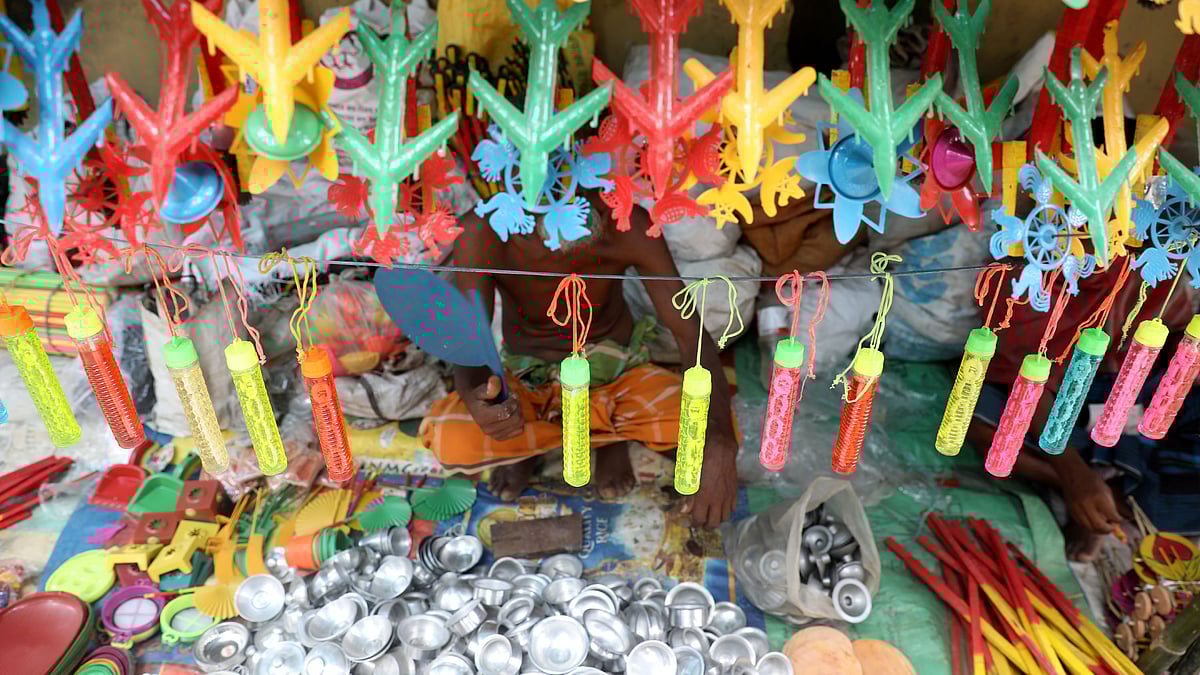 খেলনার পসরা সাজিয়ে রেখেছেন বিক্রেতা