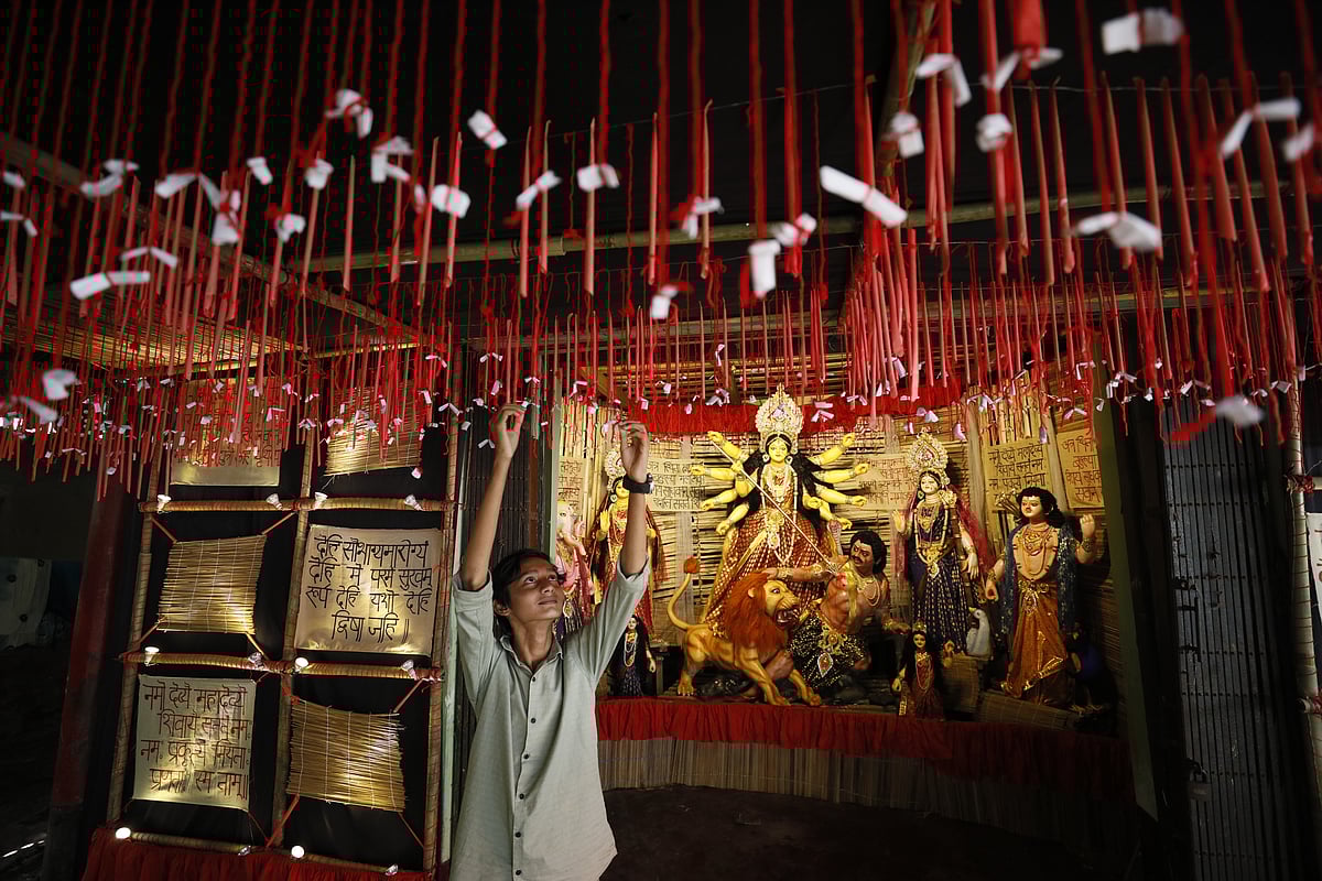 ‘মানত’ থিমে সাজানো হচ্ছে পটিয়া পাইকপাড়া মহাজনবাড়ির পূজামণ্ডপ