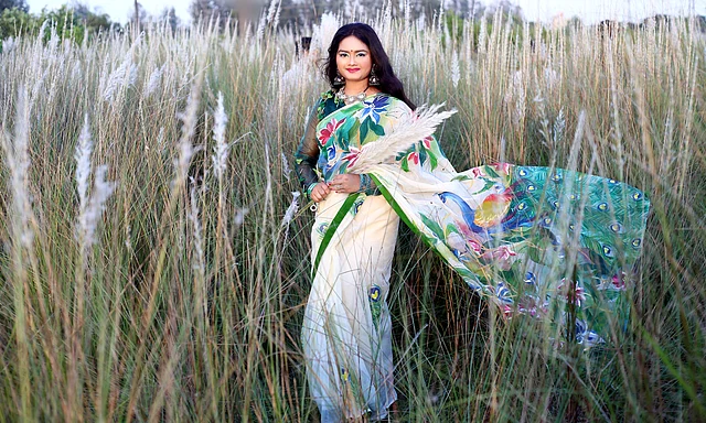 কাশফুলের মাঝে বসে স্বপ্ন বোনে হয়ত