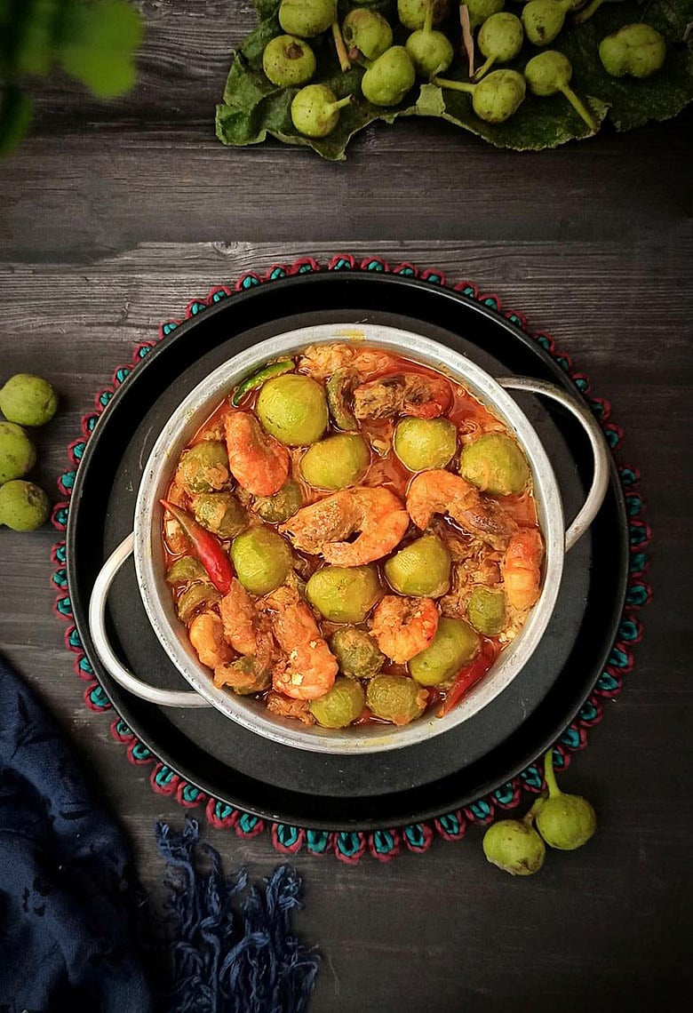 শারদীয় ভোজের বিশেষ: নারকেল দুধ দিয়ে ডুমুর–চিংড়ি