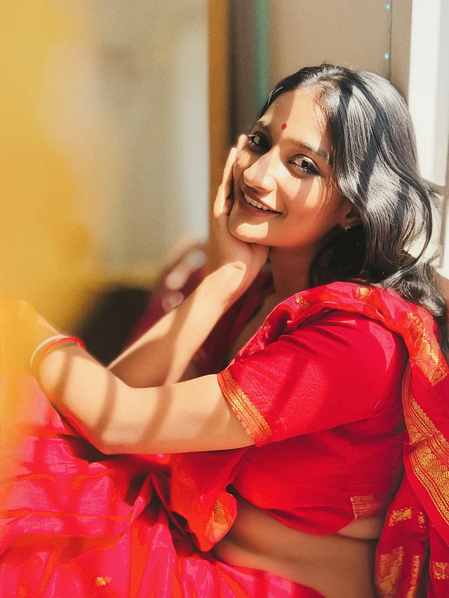 লাল শাড়ি এমনিতে একাই এক শ। সোনালি জরির বুনন থাকলে তো কথাই নেই।