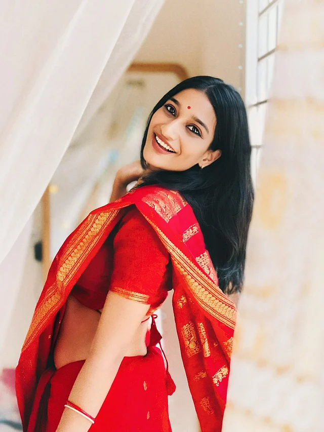 লাল শাড়ির আবেদন বলে বোঝানোর নয়। গানে, কবিতায়, অনুরাগী চোখের মুগ্ধতায় ও প্রেমিকের আশ্লেষে লাল শাড়ির আবির মাখামাখি হয়ে থাকে পরম ভালোবাসায়।