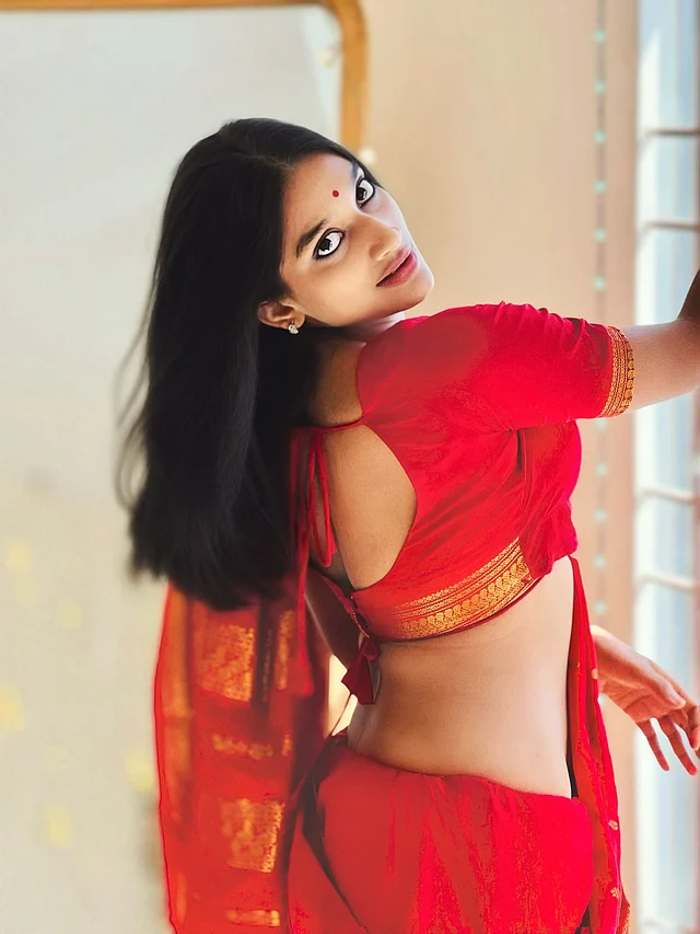 এই রোদ, এই বৃষ্টির এমন দিনে মনের মতো একটি লাল শাড়ি হলে আর কিছুই যেন দরকার নেই সবার নজর কাড়তে ও মুগ্ধতা ছড়াতে।