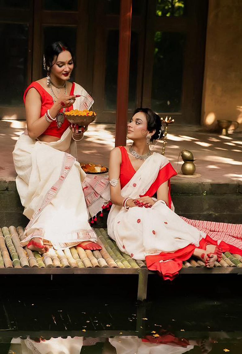 লাল-সাদার চিরন্তন আবেদনে নকশা মিস্ত্রির পূজাসংগ্রহ